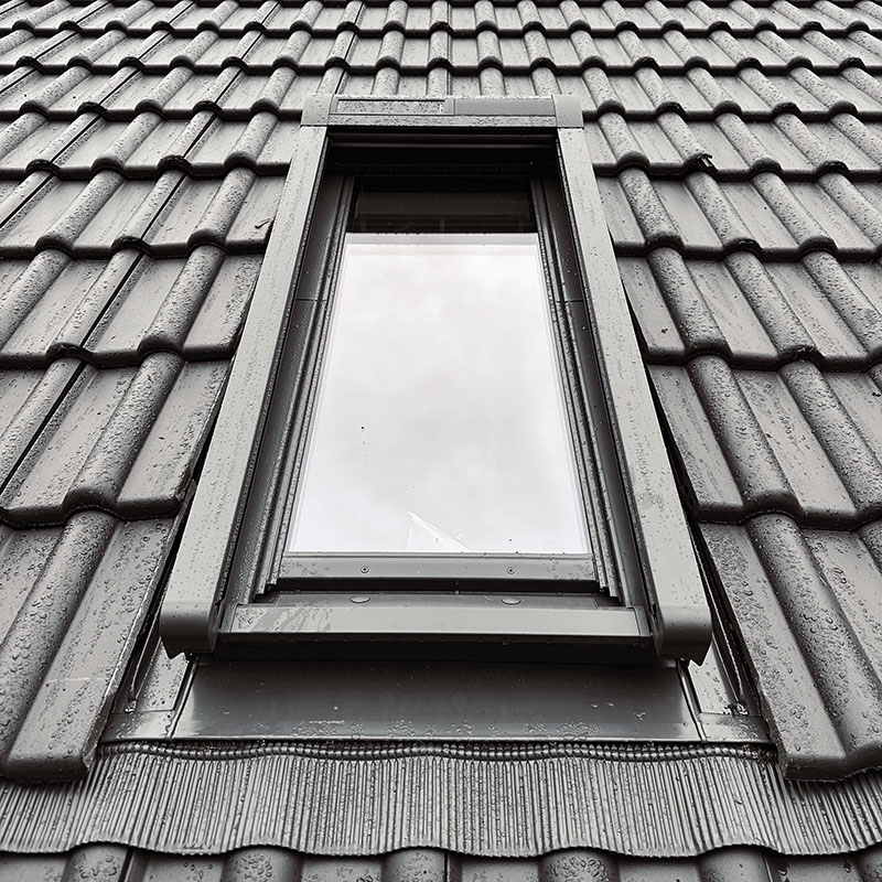 Dachdecker Meisterbetrieb aus Bergisch Gladbach baut Dachfenster ein
