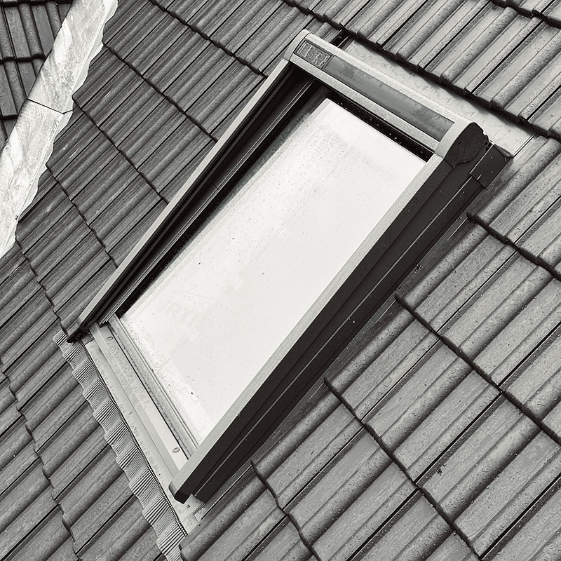 Dachdecker Meisterbetrieb aus Bergisch Gladbach baut Dachflächenfenster ein