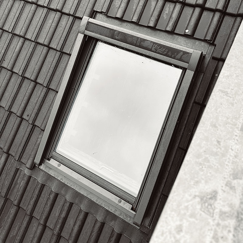 Dachdecker Meisterbetrieb aus Bergisch Gladbach baut Dachfenster ein