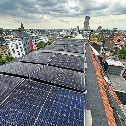 Flachdach in Köln mit Solarmodulen zur Stromerzeugung