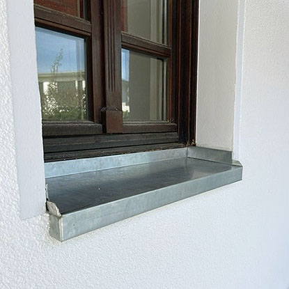 Klempnerarbeiten auf dem Dach mit Zinkblech